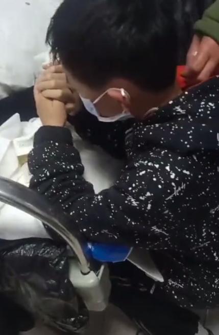 心疼！“失联”父亲未肯回家，11岁男孩跪守的患癌母亲已去世