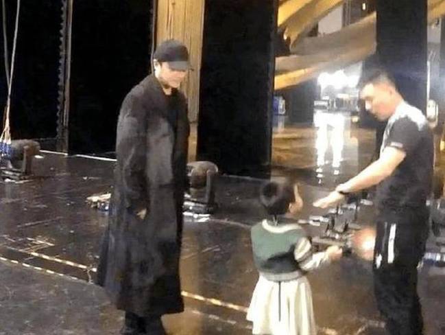 佟丽娅带朵朵探班陈思诚 没有闹婚变！也走出了偷吃风波