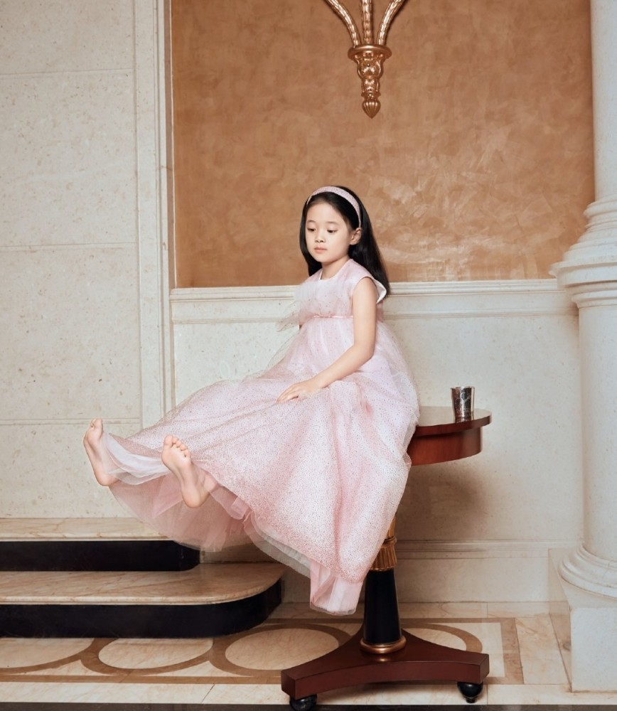首次登上杂志封面便穿品牌高定！梅婷女儿登封面遗传妈妈美貌