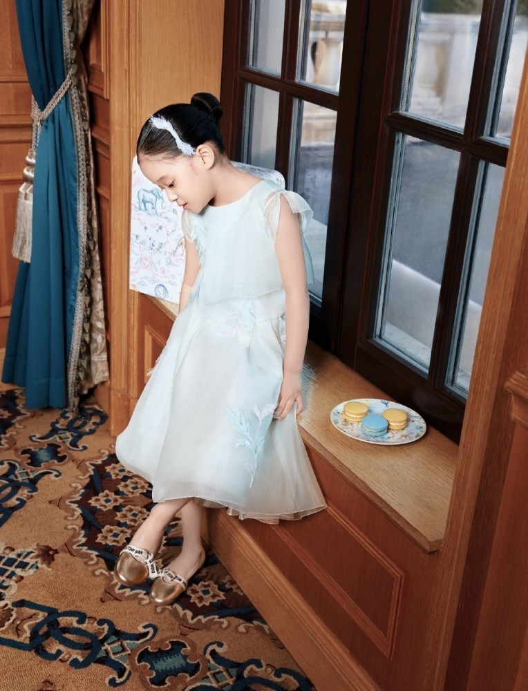 首次登上杂志封面便穿品牌高定！梅婷女儿登封面遗传妈妈美貌