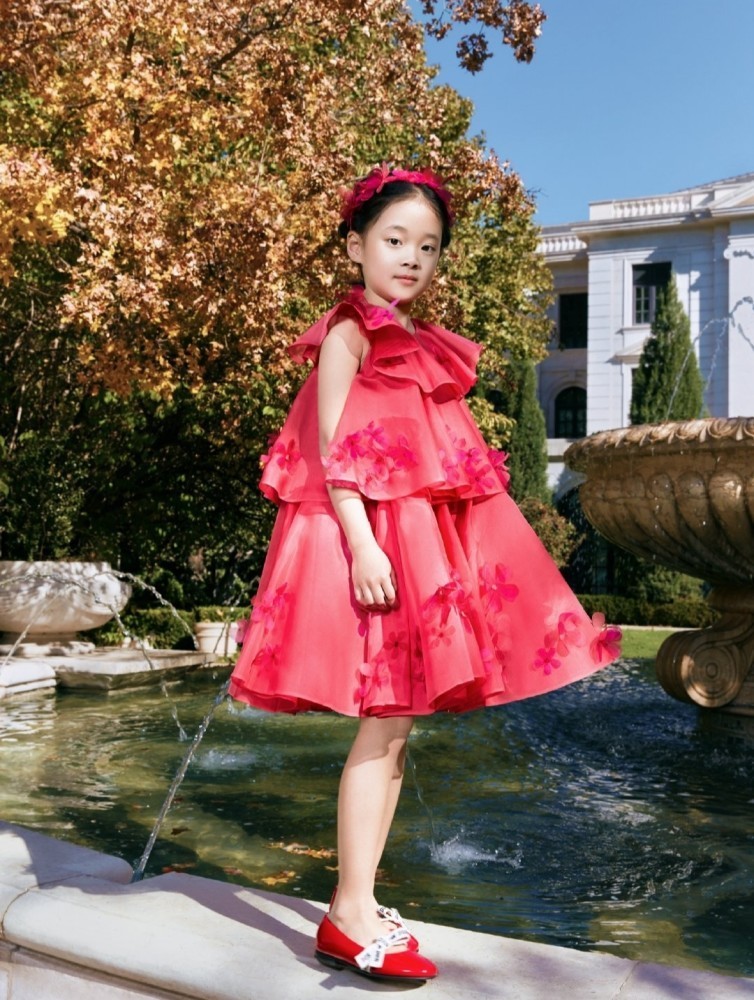 首次登上杂志封面便穿品牌高定！梅婷女儿登封面遗传妈妈美貌