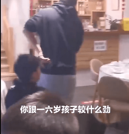 送你上热搜！女子被擅闯厕所男孩母亲辱骂 态度嚣张惹怒网友