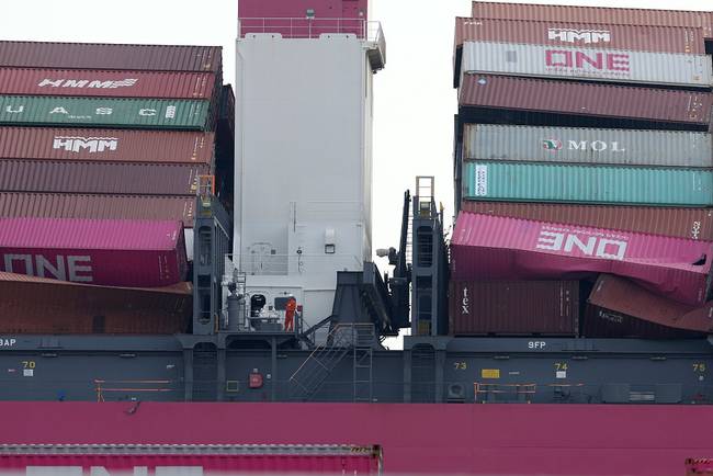 日本集装箱船发生集装箱坍塌事故 部分危险货物丢失