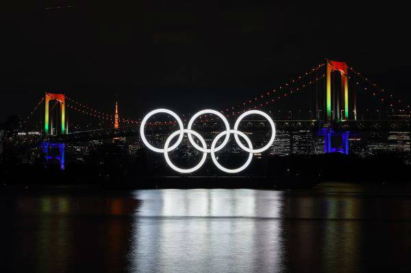 这是12月1日在东京拍摄的巨型五环标志、彩虹桥和东京塔夜景。新华社