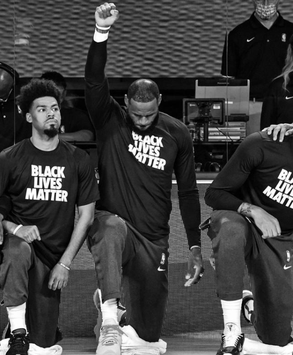 今年NBA比赛上，明星球员勒布朗·詹姆斯下跪支持“黑命亦贵”（BLM）抗议示威运动 （图自社交媒体）