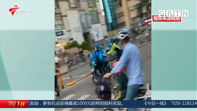 暴力执法？外卖员逆行被交警连人带车拽倒 引发网友争议