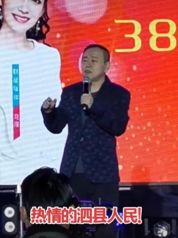 不输小鲜肉!观众为了看潘长江演出爬上树 粉丝群体覆盖面是广啊！