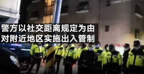 【细极思恐】素媛案罪犯打手电筒观察抗议者，被直播画面意外拍下