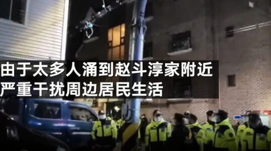 【细极思恐】素媛案罪犯打手电筒观察抗议者，被直播画面意外拍下