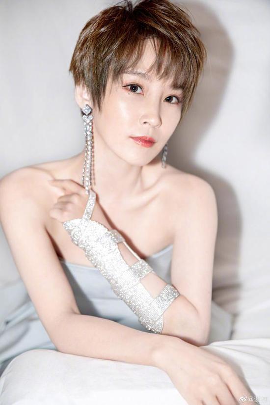 不愧是吴京儿子！谢楠晒吴所谓背影照手臂肌肉惊人