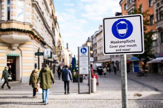 ▲11月13日，在德国慕尼黑，一条步行街上竖立着要求人们戴口罩的提示牌。（凯文·福格特 摄）