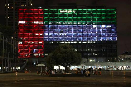 ▲8月13日，以色列中部城市特拉维夫的市政大楼点亮阿联酋的国旗颜色。（基尼图片社）