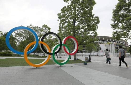 ▲6月12日拍摄的五环标志和东京奥运会主场馆“国立竞技场”一角。（记者 杜潇逸 摄）