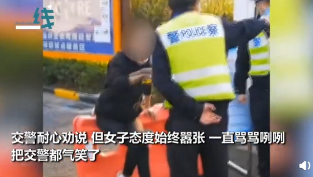 大反转！女子超速被查对交警疯狂发飙，高能结局引起舒适