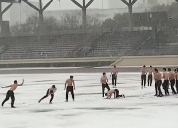 好嗨呦！高校男生在雪中光膀子打雪仗 这才是青春该有的样子