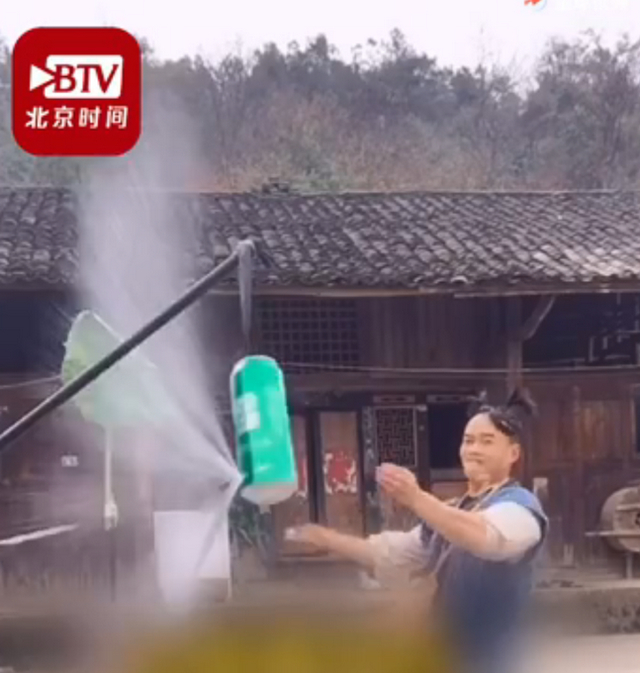 现实版“小李飞刀”!小伙5米外飞扑克削开易拉罐