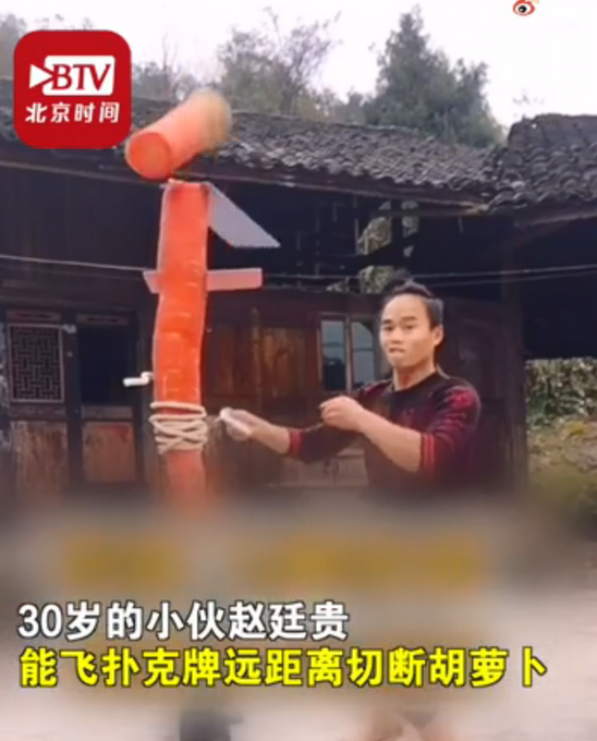 现实版“小李飞刀”!小伙5米外飞扑克削开易拉罐