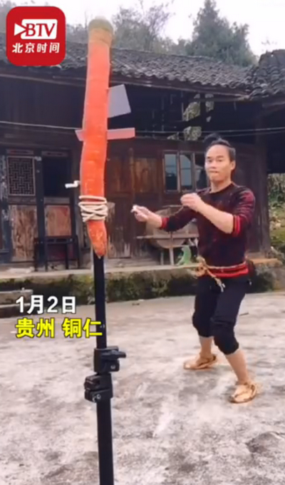 现实版“小李飞刀”!小伙5米外飞扑克削开易拉罐