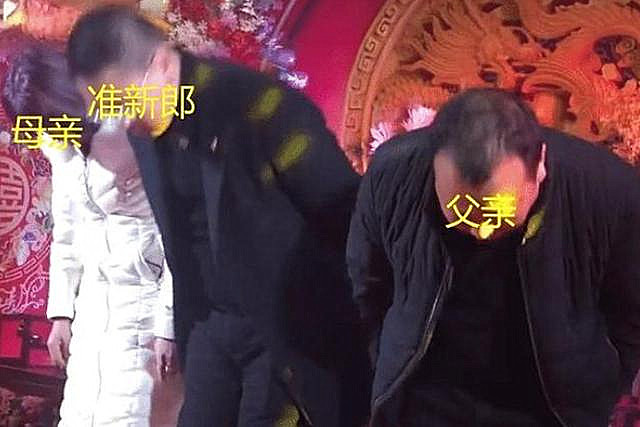 【后续】新娘父亲回应内衣不合身不让接亲 新郎:内衣尺码是女方提供的