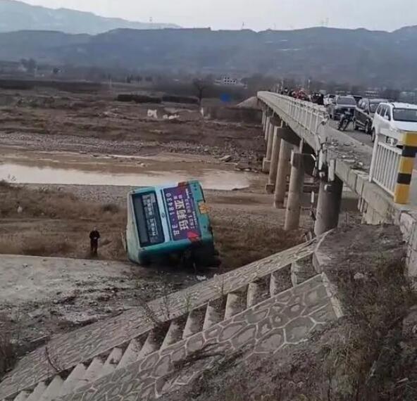 【惨烈】甘肃天水公交车和救护车相撞坠桥致1死14伤