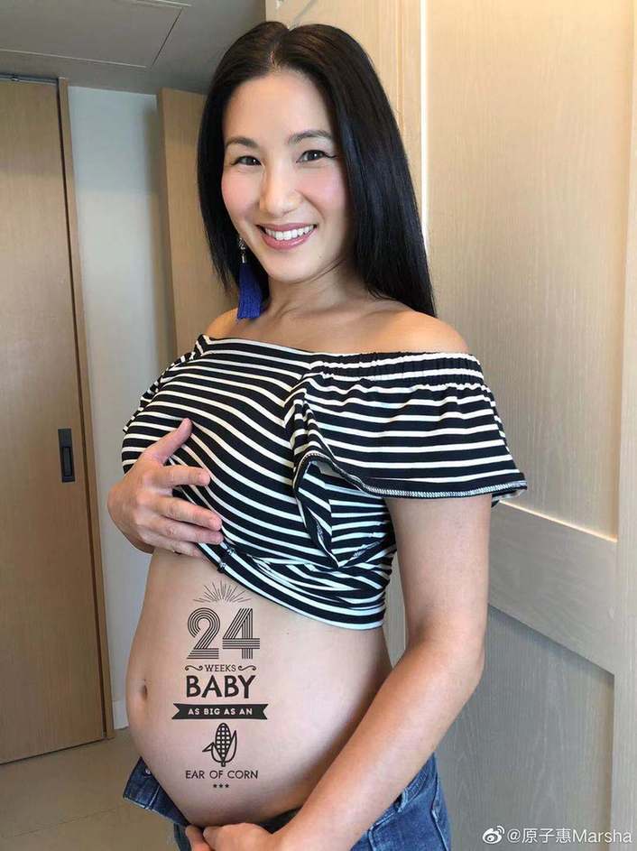 郑佩佩女儿晒6个月孕肚！劈叉、倒立都不在话下