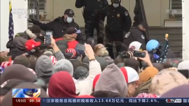 美警对待示威者为何双标？ “国会陷落”戳破美国民主的“滤镜”