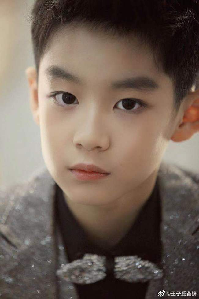 曹颖9岁儿子颜值高，网友：完全就是眉清目秀的小帅哥