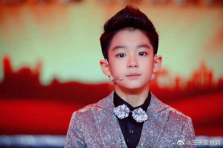 曹颖9岁儿子颜值高，网友：完全就是眉清目秀的小帅哥