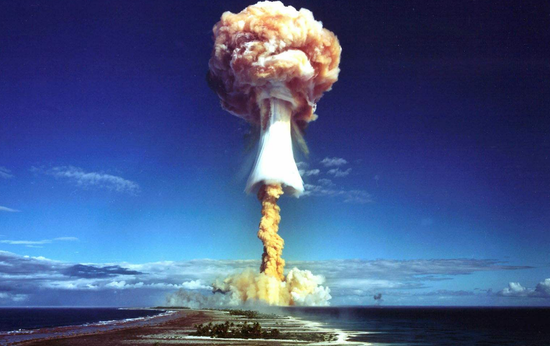 核武器拥有巨大的杀伤力，若被错误使用，后果不堪设想。
