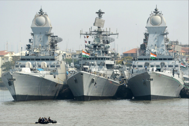 停靠码头的印度海军3艘驱逐舰。
