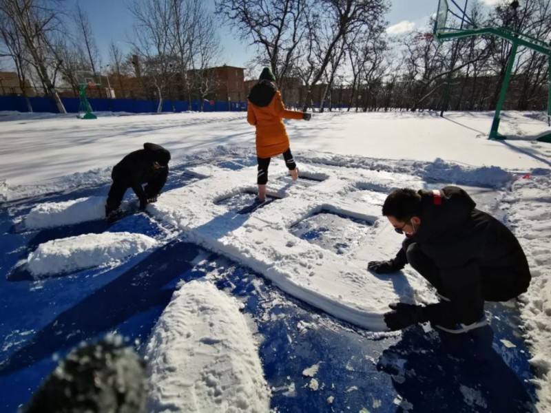 玩雪玩出“新高度”！ 雪后大连理工惊现巨幅画作