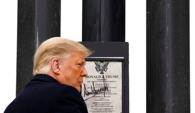 特朗普在边境墙上签名 图自澎湃影像