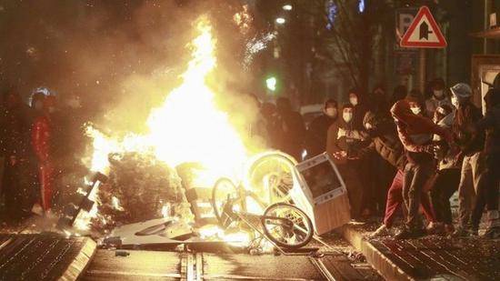 示威者在布鲁塞尔市内纵火（Getty）