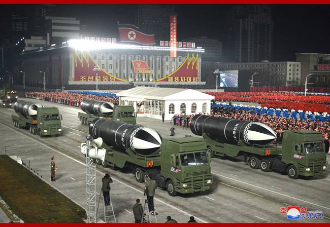 朝鲜阅兵式展示的“北极星”-5导弹