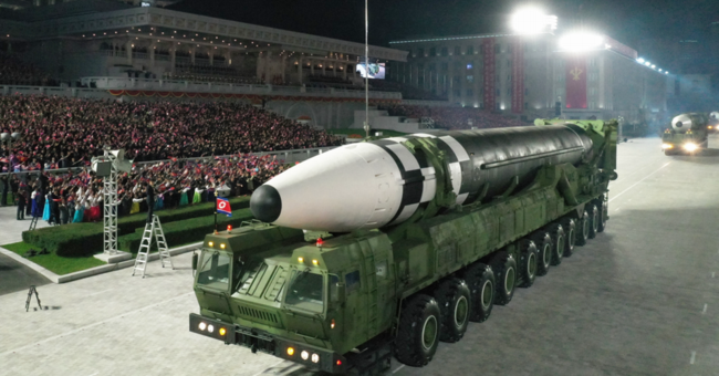 采用11轴发射车的新型重型洲际导弹没有出现在本次阅兵式上。