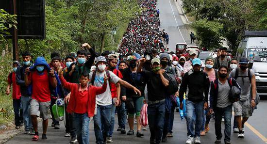 上千名洪都拉斯公民16日途经危地马拉，希望最终能进入美国边境寻求移民。（路透社）