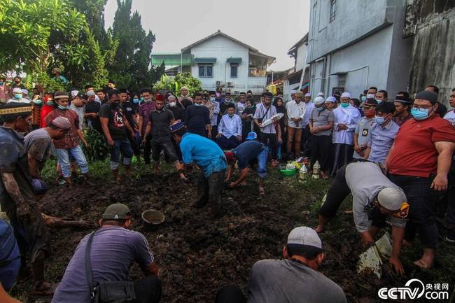 当地时间2021年1月16日，印尼唐格朗，印尼为空难遇难者举行葬礼。 