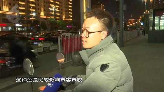 这女的“牛”！大白天拿铁锤砸共享单车 只因“没带手机出门”？