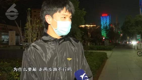 这女的“牛”！大白天拿铁锤砸共享单车 只因“没带手机出门”？