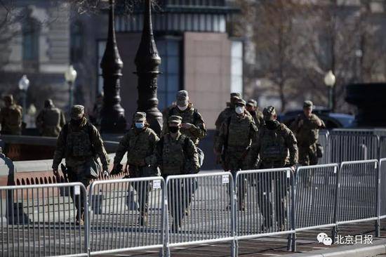 这是1月14日在美国首都华盛顿特区的国会区域拍摄的美国国民警卫队士兵。（新华社发/沈霆摄）