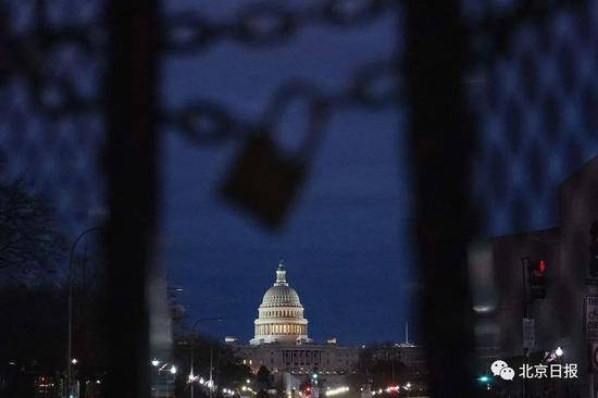 1月17日傍晚，在美国华盛顿，用于举行就职典礼的国会大厦及周边区域被隔离围栏封锁。（新华社记者刘杰摄）