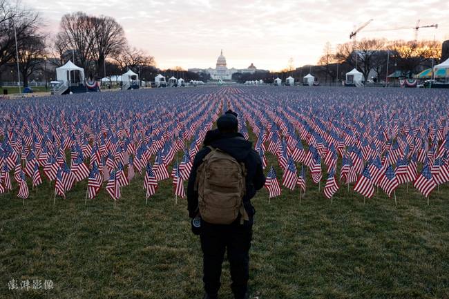 1月18日，拜登就职典礼倒计时，国家广场插上美国国旗，代表因疫情无法参与就职典礼的美国人（图源：澎湃影像）