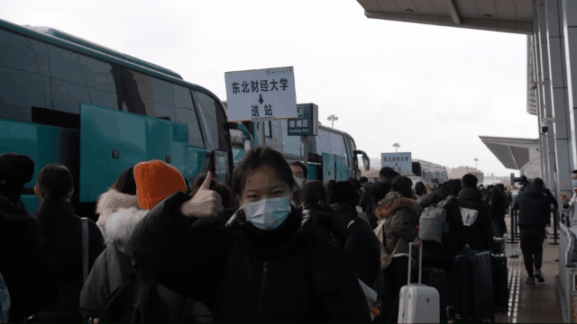 别人家学校！东北财经大学包机送大学生回家，还有返乡高铁专列