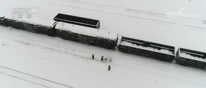 乌鲁木齐迎暴雪 铁路工风雪中检修