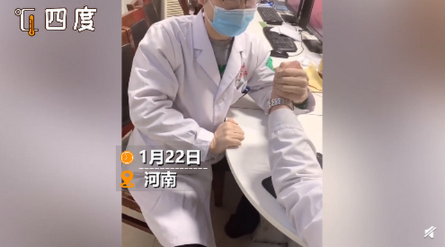 骨科医生掰手腕骨折给自己开药 网友调侃：这也太狠了……