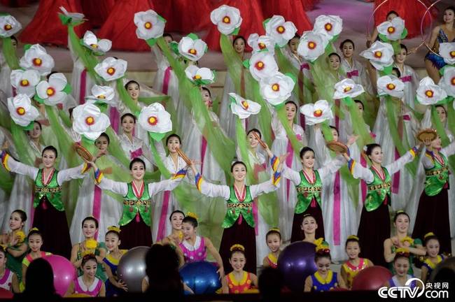 当地时间2021年1月22日，朝鲜平壤，庆祝朝鲜劳动党第八次代表大会大型演出《歌颂党》举行。