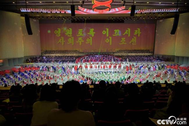 当地时间2021年1月22日，朝鲜平壤，庆祝朝鲜劳动党第八次代表大会大型演出《歌颂党》举行。