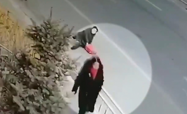 可恶！路边故意撞倒老人女子被警方控制