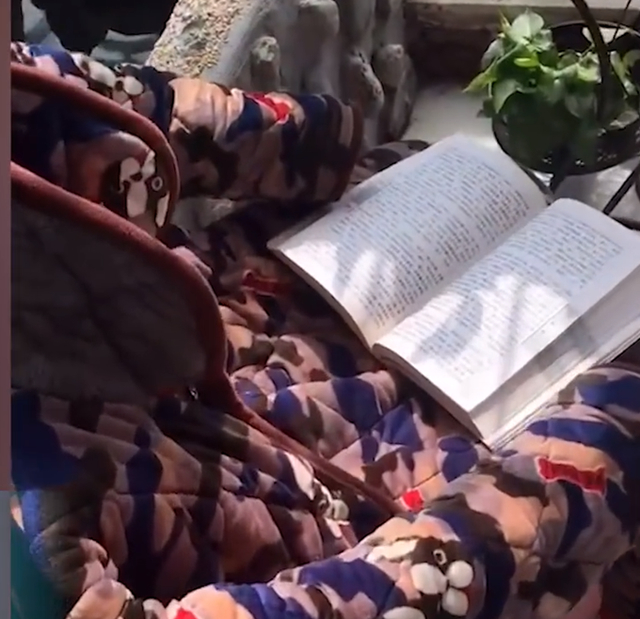 上热搜！小学生用衣服摆假人假装学习，网友：聪明劲没用在学习上