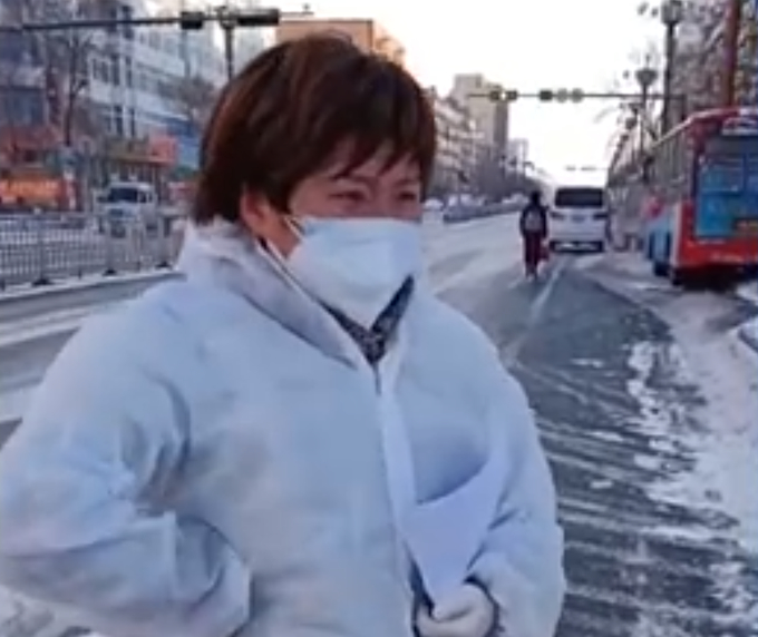 辛苦了！网格员哭到一半工作一来秒变坚强